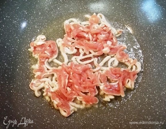 Когда от масла пошел дымок, выкладываем свинину. Обжариваем при постоянном помешивании 1 минуту.