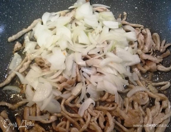 Добавляем лук, жарим 1 минуту.