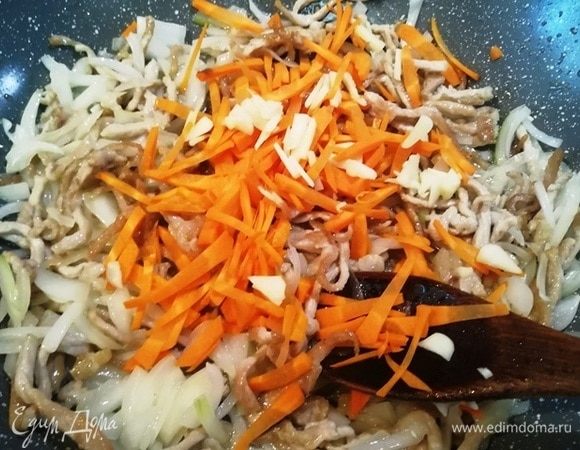 Далее морковь и чеснок, жарим 1 минуту.