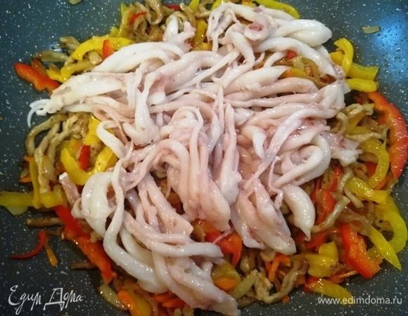 Добавляем кальмары, жарим 1 минуту.