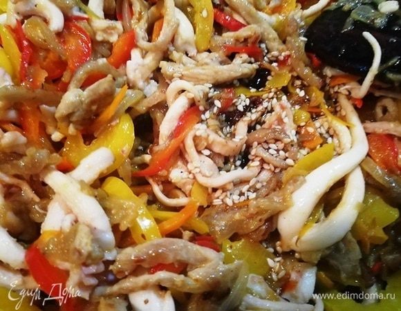 Вливаем соус, перемешиваем, через 30 секунд снимаем вок с плиты.