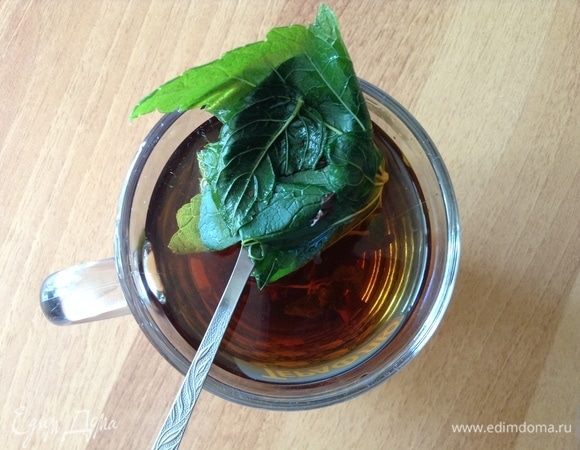 Залить кипятком щепотку черного чая с бергамотом, добавить листики мяты и черной (именно черной) смородины, чуть сахарку... И в тенек... С книжкой... Красота-а-а:)