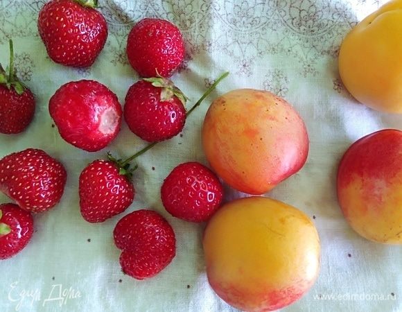 Можно попробовать этот салат с любыми фруктами. Я брала абрикосы и клубнику. Вымыть, удалить косточки и плодоножки. Разрезать пополам.
