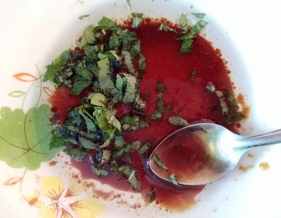 Мяту мелко порубить и добавить к маринаду.