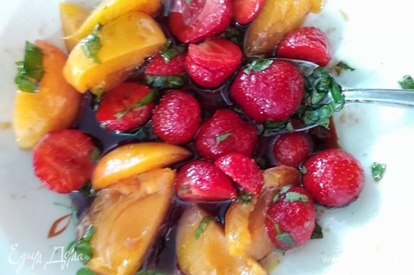 Переложить ягоды–фрукты в соус, обвалять в нем и оставить на 10 минут.