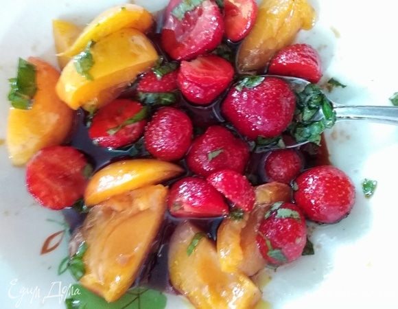 Переложить ягоды–фрукты в соус, обвалять в нем и оставить на 10 минут.