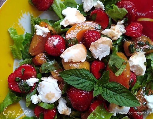 Сверху разложить маринованные фрукты, рикотту и полить остальным маринадом. Украсить листиками мяты.