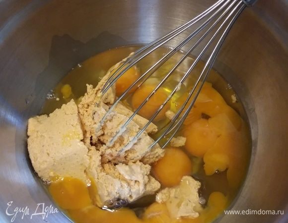 В миске слегка взболтать яйца с любым свежим сливочным сыром (у меня с помидорами и чили).