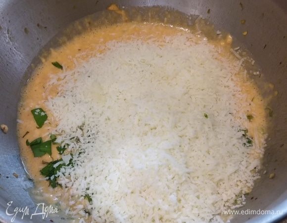 Добавить натертый на терке пармезан или любой другой твердый сыр (у меня пекорино), посолить и поперчить по вкусу. Разорвать руками несколько листьев базилика.