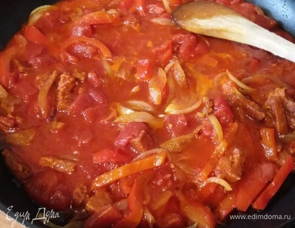 Добавить перец и обжарить в течение нескольких минут. Выложить помидоры в собственном соку, предварительно их измельчив, посолить и поперчить по вкусу. Добавить щепотку сахара. Тушить 5 минут.