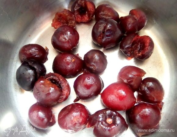 Черешню очистить от косточек.