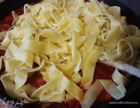 В соус добавить макароны, размешать.