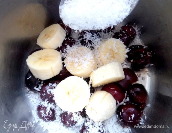 Банан нарезать колечками, всыпать кокос и ваниль.