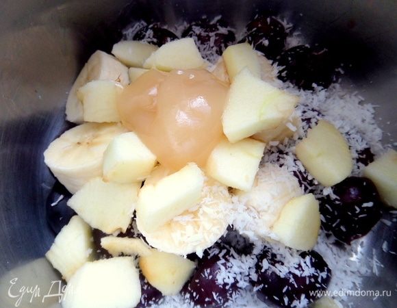 Добавить мед или сироп или сахар. Половинку маленького яблока.