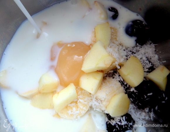 Влить кефир.