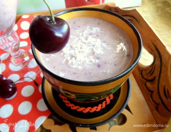 Украсить кокосом и ягодкой.