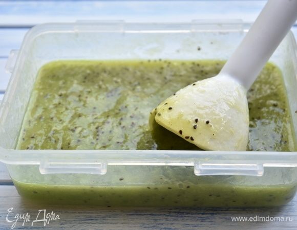 Киви очистить от кожуры и измельчить погружным блендером. Ввести во фруктовое пюре сахарный сироп. Еще раз взбить массу блендером и поставить в морозильную камеру.