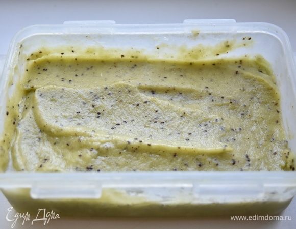 В течение трех часов каждые 30 минут доставать фруктовое пюре и перемешивать, чтобы не образовывались кристаллы льда.