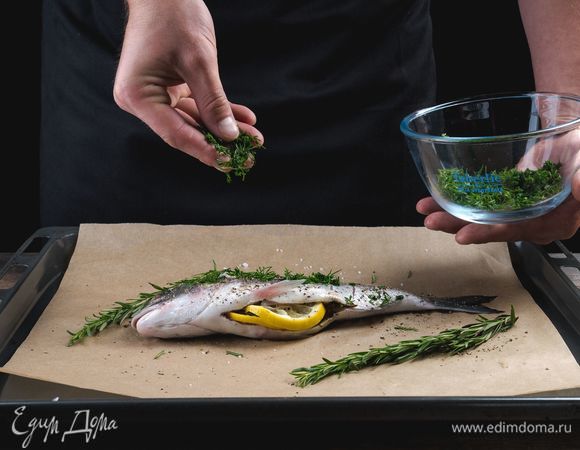 Лимон нарежьте кружочками, в брюшко каждой рыбке положите немного укропа и кружочек лимона.<br />
 