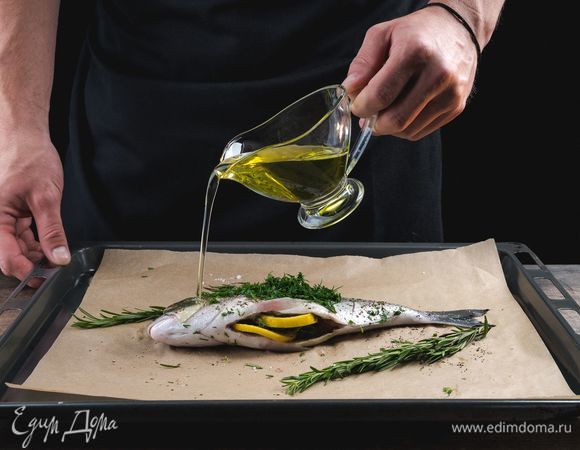 Рыбу положите на противень для запекания, застеленный пергаментом. Посыпьте сверху укропом, сбрызните оливковым маслом, рядом положите веточки розмарина. Запекайте дораду при 200°С 20 минут.<br />
 