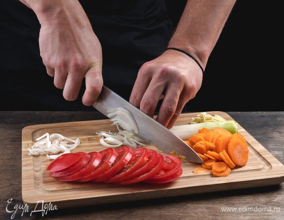 Нарежьте все овощи.