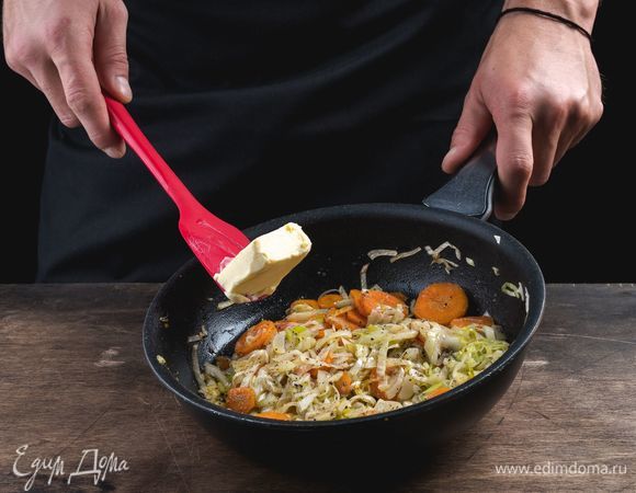 Обжарьте овощи на сливочном масле, добавьте немного воды, лавровый лист.