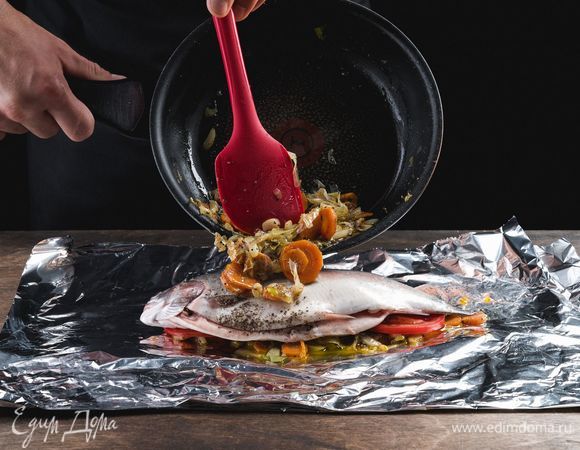 Далее выкладываем рыбу и сверху поливаем оставшимся овощным соусом.