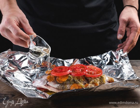 Полейте форель вином.