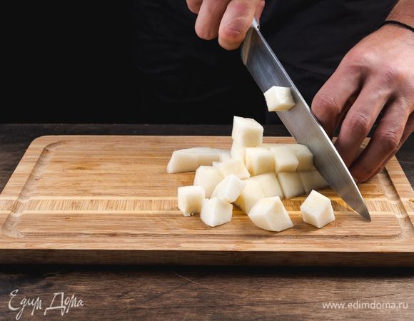 Очистите груши и нарежьте кубиками.<br />
 