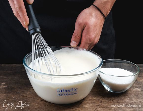 Взбейте яйца с сахаром в пышную пену.<br />
 