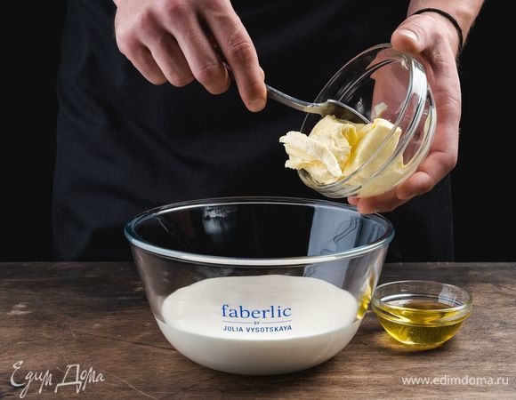 Добавьте размягченное сливочное масло, жидкий мед и снова все взбейте.<br />
 