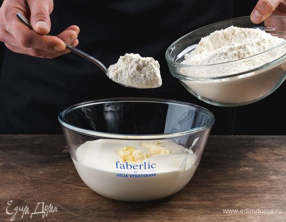 В полученную массу добавьте просеянную муку и разрыхлитель, аккуратно перемешайте все лопаткой.<br />
 