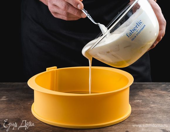 Перемешайте груши с тестом. Переложите тесто в форму для запекания. Здесь идеально подойдет силиконовая форма со съемными бортиками Faberlic. С ней вы сможете не только испечь самые нежные десерты, но и подать их на стол непосредственно на основании формы из закаленного стекла. Надежная конструкция исключает протекание.<br />
 