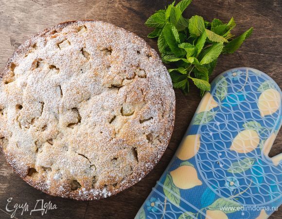 Выпекайте пирог при 180°С 50 минут. Остудите на стекле и посыпьте сахарной пудрой. Приятного чаепития!<br />
 