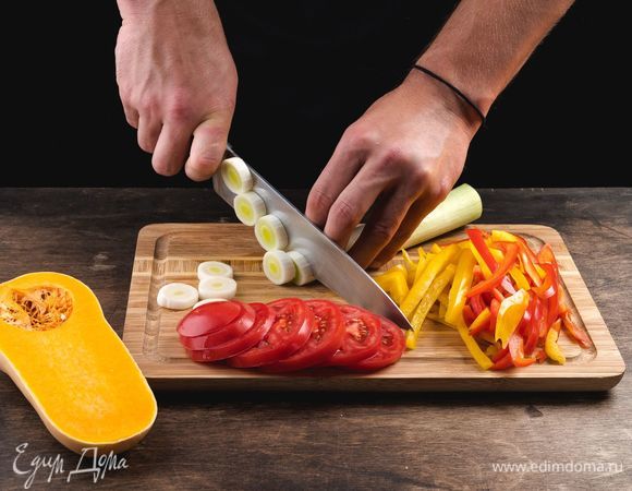 Помидоры и лук-порей нарежьте кружочками. Болгарский перец и тыкву нарежьте соломкой.<br />
 