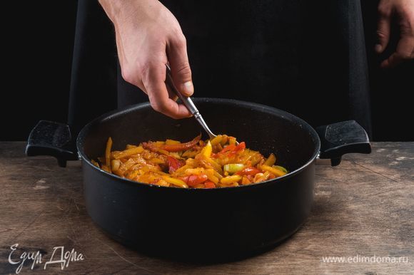 Разогрейте на сковороде растительное масло и обжарьте до мягкости лук-порей, добавьте болгарский перец. Затем положите в сковороду тыкву и помидоры. Тушите до легкой мягкости овощей. Добавьте специи по вкусу и снимите с огня.