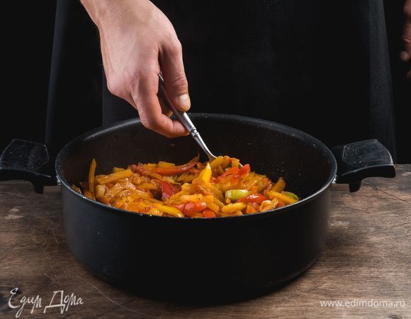 Разогрейте на сковороде растительное масло и обжарьте до мягкости лук-порей, добавьте болгарский перец. Затем положите в сковороду тыкву и помидоры. Тушите до легкой мягкости овощей. Добавьте специи по вкусу и снимите с огня.<br />
 