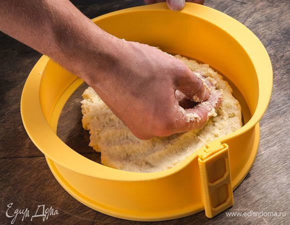 Переложите тесто в форму для запекания. Здесь идеально подойдет силиконовая форма со съемными бортиками Faberlic. С ней вы сможете не только испечь самые нежные десерты, но и подать их на стол непосредственно на основании формы из закаленного стекла. Надежная конструкция исключает протекание.<br />
 