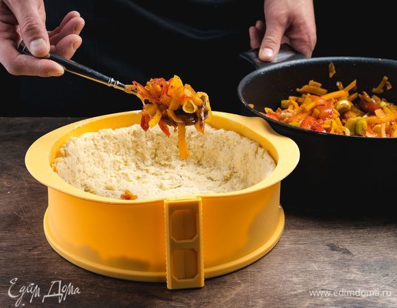 Сформируйте высокие бортики из теста. Выложите на тесто овощную начинку и залейте смесью из молока, яйца и тертого сыра.<br />
 