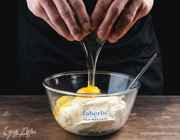 Приготовьте тесто для запеканки. Для этого соедините сметану, творог, куриные яйца, сахар, кукурузный крахмал, манную крупу и ванильный сахар. Взбейте все до однородного состояния.<br />
 