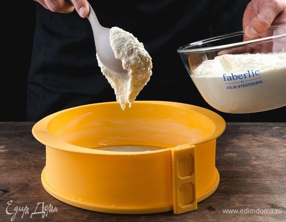 Форму для запекания смажьте сливочным маслом. Здесь идеально подойдет силиконовая форма со съемными бортиками Faberlic. С ней вы сможете не только испечь самые нежные десерты, но и подать их на стол непосредственно на основании формы из закаленного стекла. Надежная конструкция исключает протекание.<br />
 