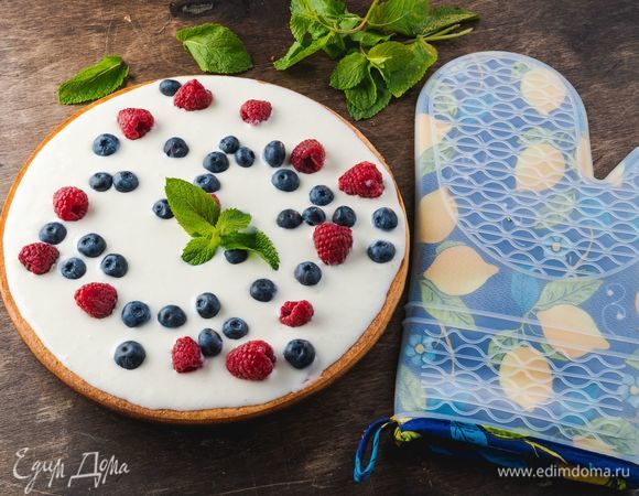 Выпекайте десерт при 170°С 1 час. Ориентируйтесь по своей духовке. Серединка запеканки должна немного подрагивать. Выключите духовку и оставьте запеканку еще на 30 минут. Тем временем приготовьте крем. Для этого взбейте сметану с сахарной пудрой. Украсьте запеканку сметанным кремом и свежими сезонными ягодами, листочками мяты. Приятного чаепития!<br />
 