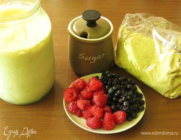 Подготовим кислое молоко, ягоды, сахар и шрот.