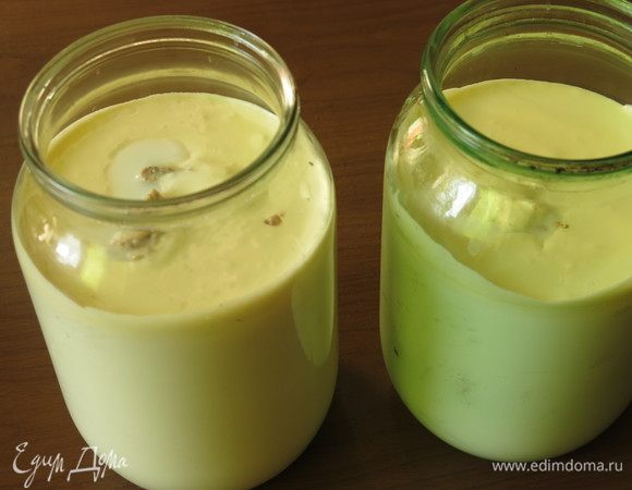 Чтобы скислить молоко, в свежее домашнее молоко надо положить корочку черного хлеба и оставить на 6–8 часов при комнатной температуре, потом поставить в холодильник. В качестве закваски можно использовать ложку уже готового кисляка. Перед употреблением, если расслоилось, желательно слегка перемешать.