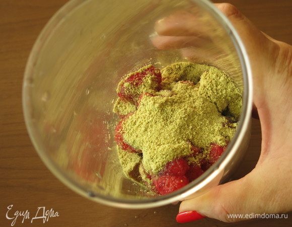 В чашу блендера кладем ягоды, малину и чернику, шрот. На этот раз из тыквенных семечек.