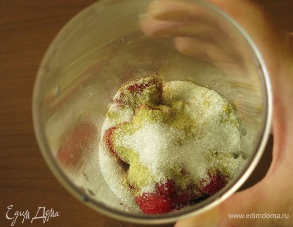 Насыпаем сахар.