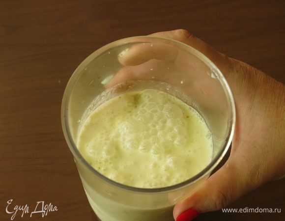 Заливаем молоком кислым.