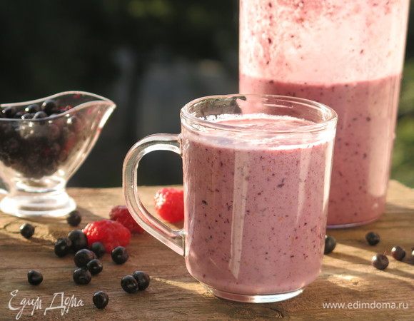 Разливаем по стаканам, можно положить еще пару целых ягод черники. Приятного!