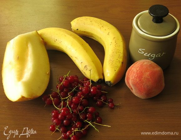 Подготовим продукты. Выбирала состав по цветам, основной слой — желтые и оранжевые фрукты.