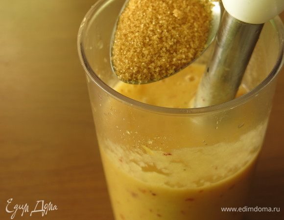 Кладем сахар. Если бананы очень сладкие, можно обойтись без этого шага.